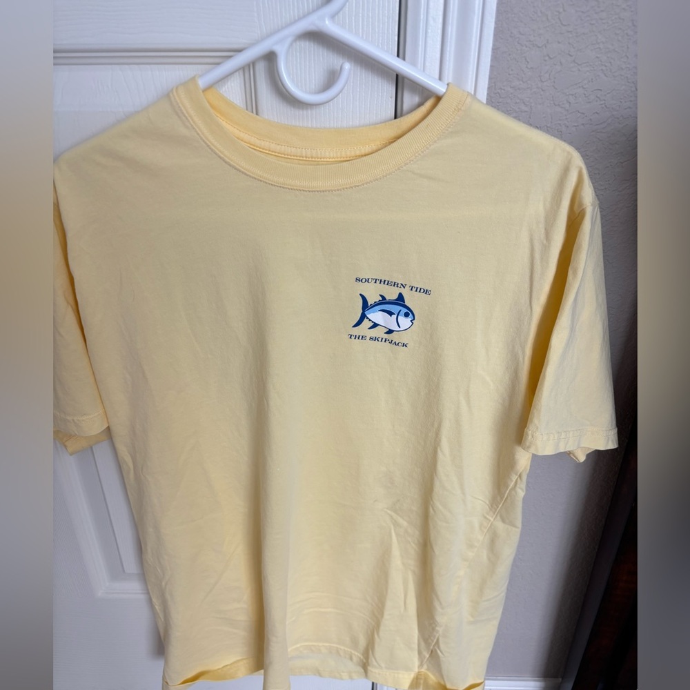 Southern Tide Yellow T-Shirt Large (runs small) never worn, new with no tags.